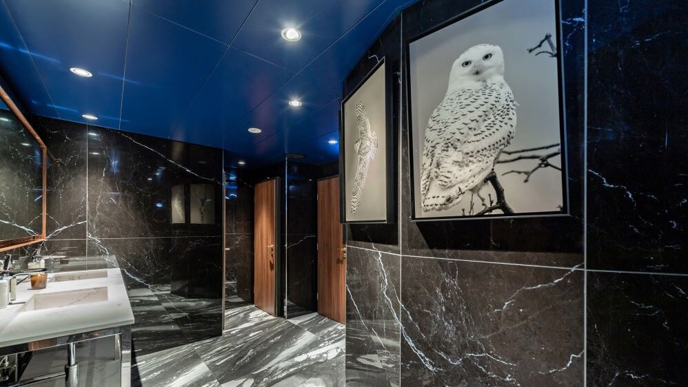 Design Bad mit großformatigen Fliesen in schwarzer Marmoroptik