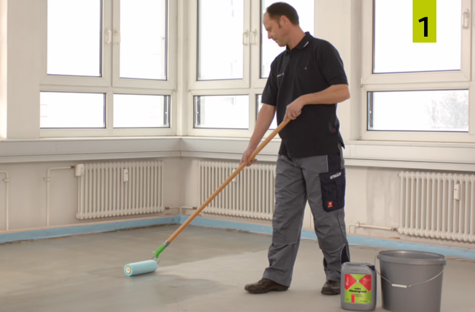 For preparing the subfloor, codex Fliesengrund gets applied with a nylon fibre roller. 
