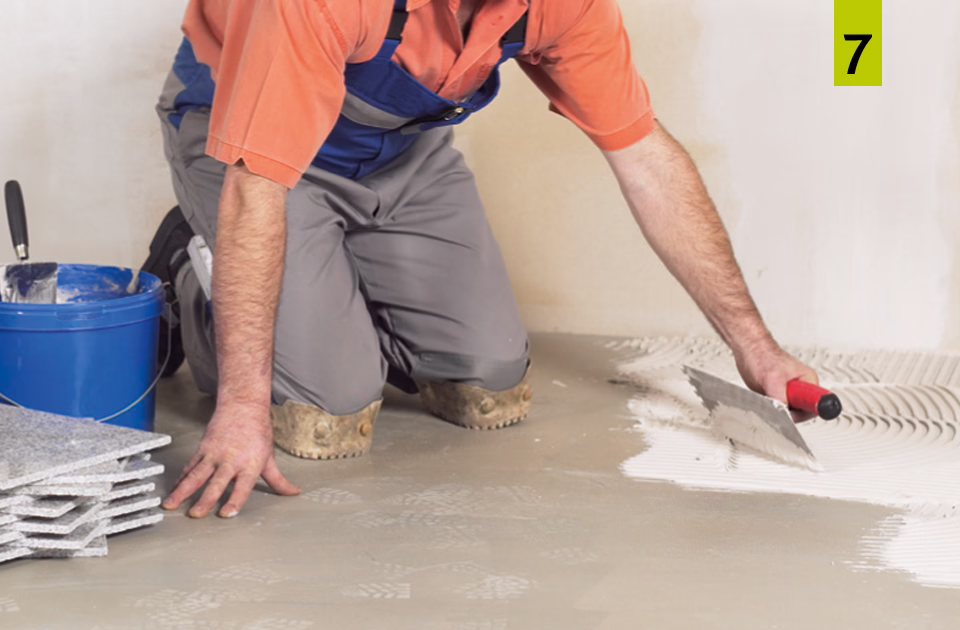 After the bonded levelling compound has reached its readiness for covering, the tiles can be laid.