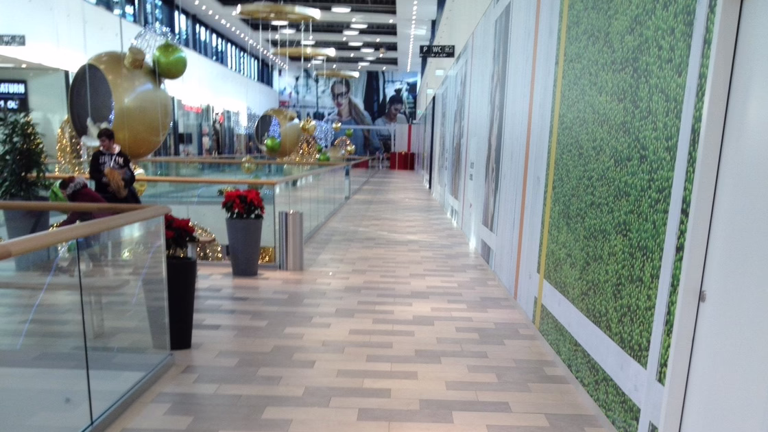 The corridors of the shopping centre