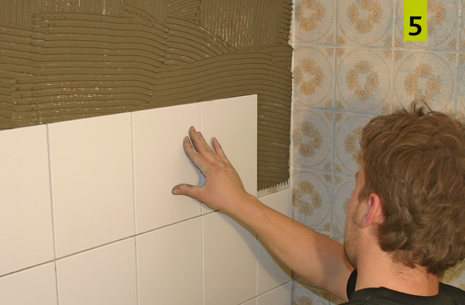 Place the tiles into the mortar bed with a slight rotating movement to ensure optimal wetting and then press the tiles down.